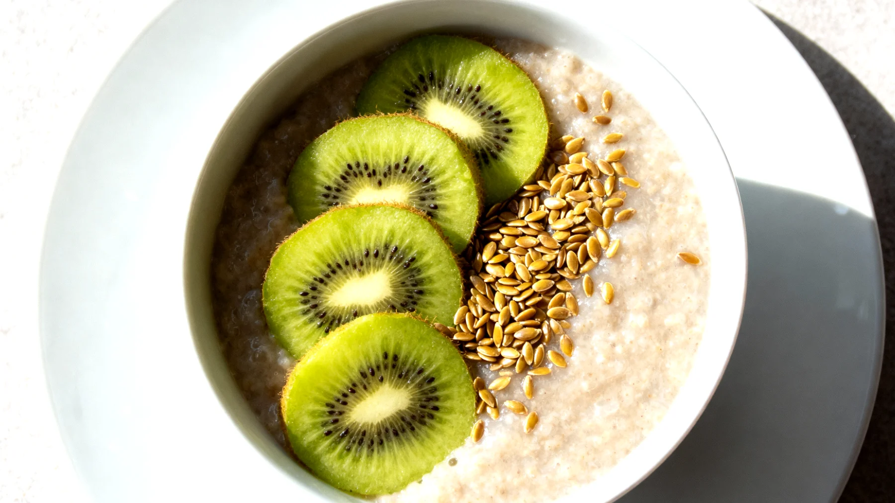 Flohsamenschalen-Pudding mit Kiwi und Leinsamen"
